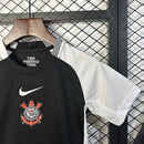 "Kit Infantil Corinthians Away 2025/26 Nike, uniforme oficial com camisa preta, shorts e meias, ideal para crianças de 3 a 13 anos torcedoras do Timão."