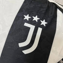 Camisa Juventus Home I 2024/25 Adidas Jogador Masculina branca com listras pretas, escudo da Juventus bordado no peito, corte ajustado e tecnologia AEROREADY.