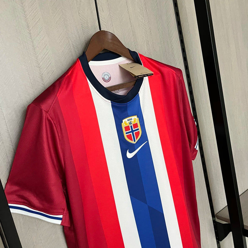 Camisa Noruega Home I 2024/25 Nike masculina vermelha com detalhes em azul e branco, gola careca, mangas curtas e tecido leve respirável para torcedores