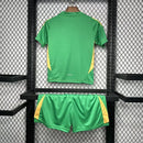 Kit Infantil Newcastle United Goleiro Home I 2024/25 Adidas verde com camisa e short, tecido leve e respirável, ideal para pequenos goleiros do clube inglês com estilo e conforto."