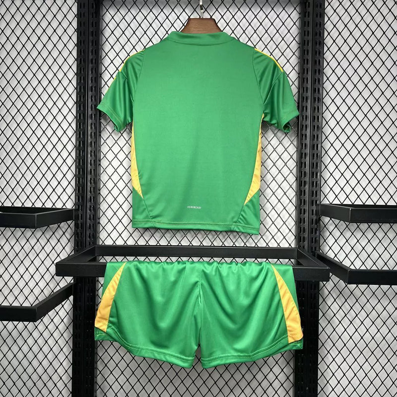 Kit Infantil Newcastle United Goleiro Home I 2024/25 Adidas verde com camisa e short, tecido leve e respirável, ideal para pequenos goleiros do clube inglês com estilo e conforto."