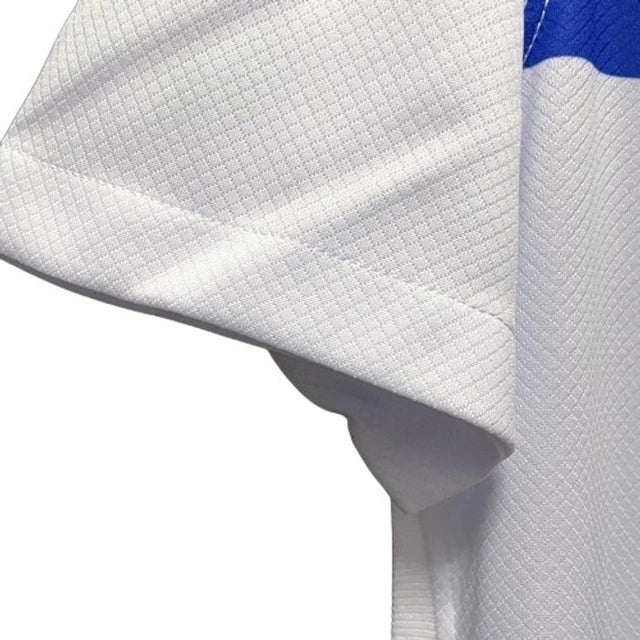 "Camisa Finlândia Home I 2022/23 Nike masculina branca com cruz azul e detalhes dourados, gola redonda e mangas curtas, modelo torcedor em tecido leve e respirável para fãs da seleção finlandesa"