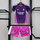 "Kit Infantil Real Madrid Goleiro 2025/26 Adidas, uniforme oficial com camisa e shorts, design moderno para pequenos goleiros, disponível dos 3-4 aos 12-13 anos."