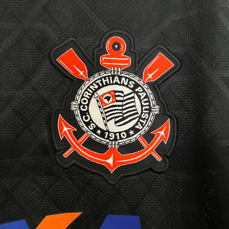 Camisa Corinthians Away II 2012/13 Nike modelo torcedor masculina, predominantemente preta com listras verticais cinza-escuras, escudo do clube no lado esquerdo do peito, logo da Nike em branco no lado direito e gola em formato V