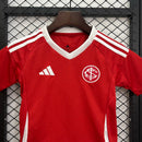 Kit Infantil Internacional Home 2025/26 Adidas para crianças, camisa vermelha com escudo bordado do Internacional, short oficial, conforto e tecnologia AEROREADY, uniforme infantil oficial para pequenos torcedores do Colorado.
