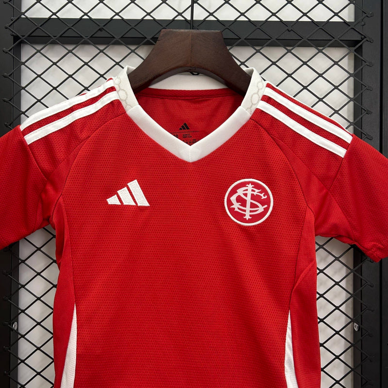Kit Infantil Internacional Home 2025/26 Adidas para crianças, camisa vermelha com escudo bordado do Internacional, short oficial, conforto e tecnologia AEROREADY, uniforme infantil oficial para pequenos torcedores do Colorado.