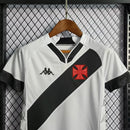 Kit Infantil Vasco Home 2022/23 Adidas, camisa preta com faixa diagonal branca, shorts e meias combinando, uniforme oficial para torcedores mirins do Vasco da Gama
