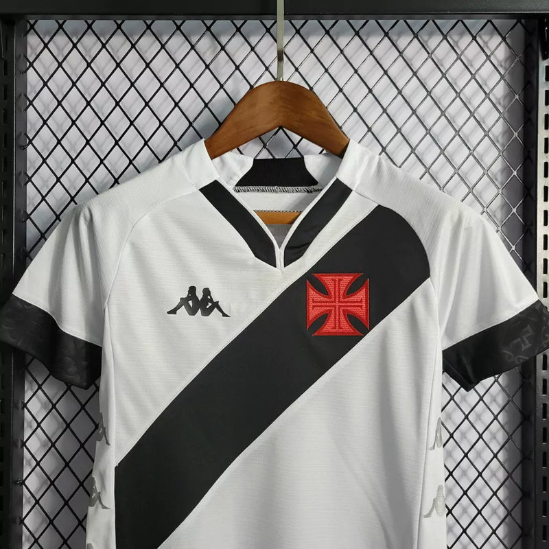 Kit Infantil Vasco Home 2022/23 Adidas, camisa preta com faixa diagonal branca, shorts e meias combinando, uniforme oficial para torcedores mirins do Vasco da Gama