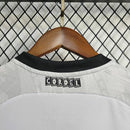 Camisa Santa Cruz Away (2) 2024/25 Torcedora Feminina branca com detalhes em vermelho e preto, modelo oficial disponível na Wazemix para as torcedoras corais."