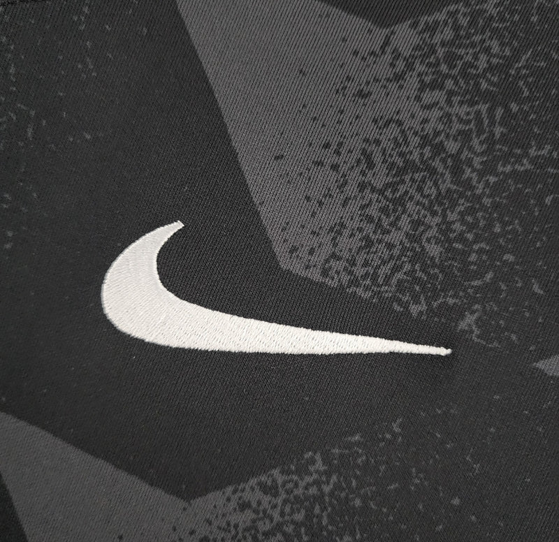 Camisa Corinthians Away II 2022/23 Nike Torcedor Masculina na cor preta com detalhes dourados, escudo bordado no peito esquerdo e logo Nike no lado direito, pendurada em cabide sobre fundo branco.