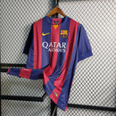 Camisa Barcelona Home Retrô 2014/15 Torcedor Masculina azul e grená, modelo inspirado na temporada de Messi, Neymar e Suárez, com escudo do Barça em destaque e tecido leve e confortável.