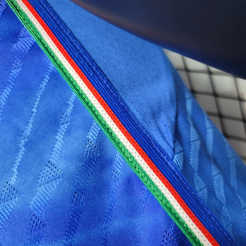 Camisa Itália Home I 2023/24 Adidas Jogador masculina, azul, com escudo da seleção italiana no peito e três listras Adidas nos ombros, feita em tecido leve e respirável, modelo com ajuste jogador para caimento próximo ao corpo, ideal para torcer com estilo e desempenho.”