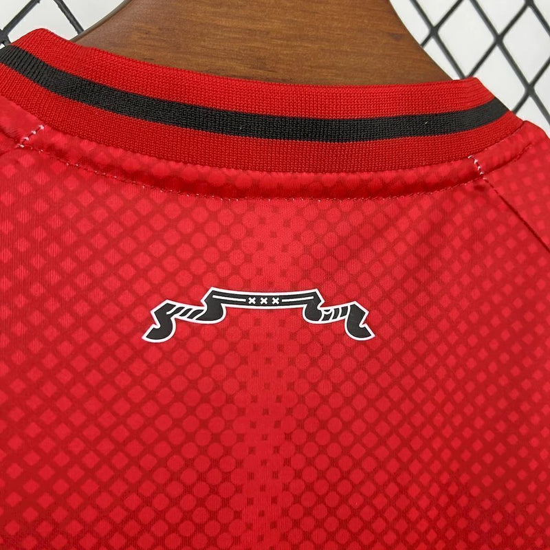 Kit Infantil Ajax Home I 2025/26 Adidas, uniforme completo com camisa e short, nas cores tradicionais do clube, ideal para treinos, jogos e momentos de lazer.