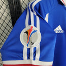 Camisa Iugoslávia 2000/01 Adidas retrô masculina azul com detalhes em branco e vermelho, gola polo com botão e mangas curtas, modelo clássico em tecido leve para torcedores e colecionadores"