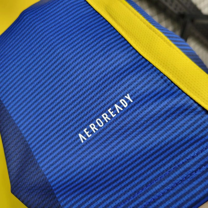 "Camisa Boca Juniors Home (1) 2023/24 Adidas Torcedor Masculina azul com faixa amarela, escudo bordado e tecnologia AEROREADY"
