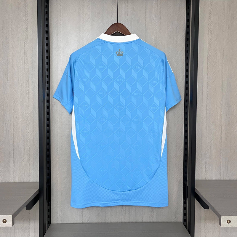 Camisa Bélgica Away II 2024/25 Adidas masculina, azul com detalhes em amarelo, escudo da seleção belga no peito e três listras Adidas nos ombros, feita em tecido leve e respirável com tecnologia AEROREADY, ideal para jogos, treinos e torcer com estilo e conforto.”