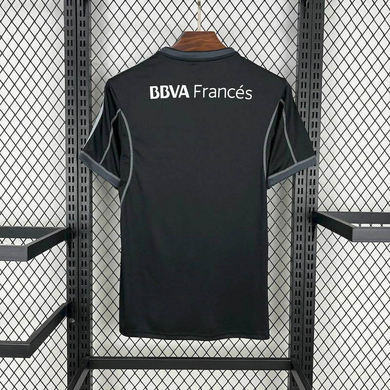 Texto alternativo para imagem:
Camisa River Plate Third (3) 2013/14 Adidas Retrô Masculina na cor preta com detalhes vermelhos e brancos, escudo bordado no peito e design inspirado no uniforme alternativo oficial da temporada 2013/14.

