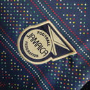 Camisa Jamaica Pré-Jogo 2023/24 Adidas Torcedor Masculina, azul, com escudo da seleção jamaicana e logo Adidas em destaque, confeccionada em tecido leve e respirável, modelo masculino com caimento confortável, ideal para treinos, jogos e uso casual.”