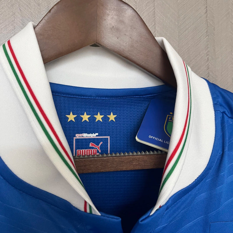 Camisa Itália Home I 2012/13 Puma Retrô Masculina, azul, com escudo da seleção italiana e logo Puma em destaque, feita em tecido leve e confortável, modelo retrô com caimento solto, ideal para colecionadores e torcedores.”