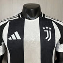 Camisa Juventus Home I 2024/25 Adidas Jogador Masculina branca com listras pretas, escudo da Juventus bordado no peito, corte ajustado e tecnologia AEROREADY.