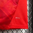 Camisa República Tcheca Home I 2024/25 Puma masculina vermelha com detalhes brancos e azuis, gola careca e tecido leve respirável para torcedores"