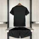 Uniforme infantil Corinthians away 2024/25 Nike preto conjunto com camisa e short, escudo do Corinthians e logo Nike aplicados, modelo reserva para criança apaixonadas pelo Timão 