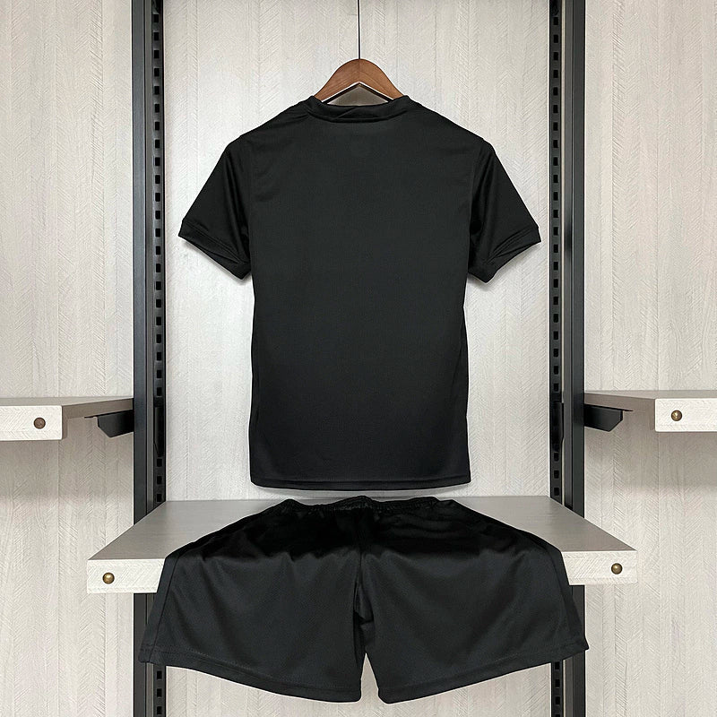 Uniforme infantil Corinthians away 2024/25 Nike preto conjunto com camisa e short, escudo do Corinthians e logo Nike aplicados, modelo reserva para criança apaixonadas pelo Timão 