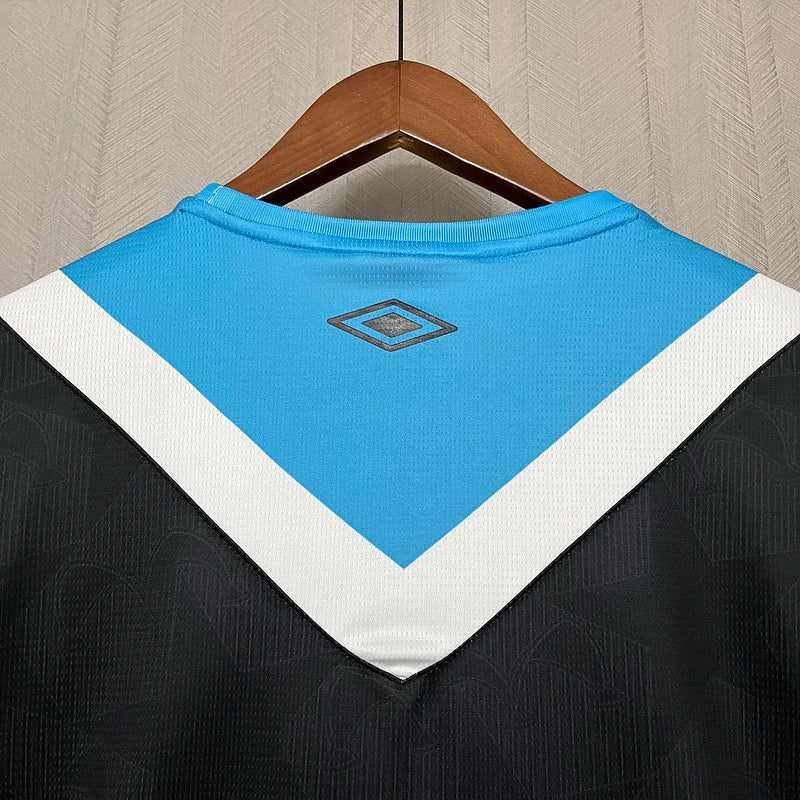 Camisa Grêmio Third III 2024/25 Umbro Torcedor Masculina azul, modelo de torcedor, tecido leve e confortável, design moderno da temporada 2024/25.