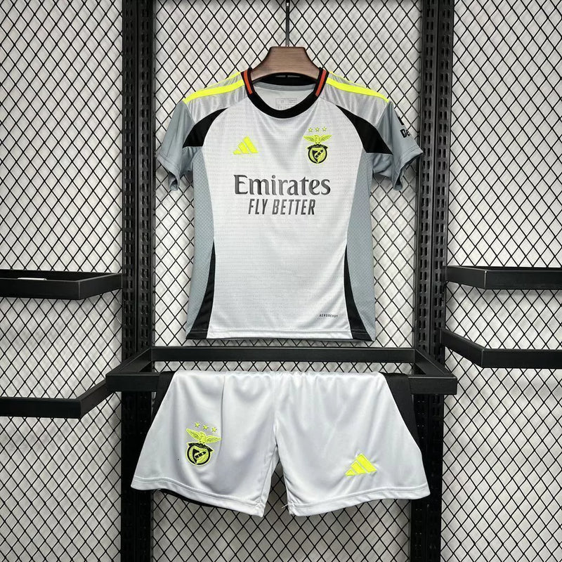 Kit Infantil Benfica Third III 2024/25 Adidas com camisa e short, tecido leve e respirável, ideal para pequenos torcedores das Águias com estilo e conforto."