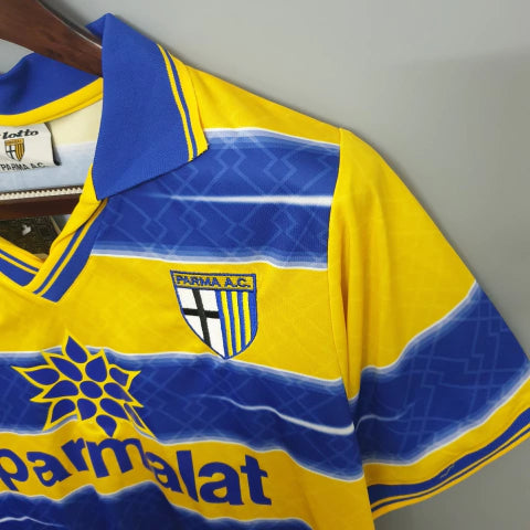 Camisa Parma Home I 1998/99 Retrô Masculina Amarela e Azul com escudo bordado, design clássico e estilo vintage que celebra a era de ouro do futebol italiano.”