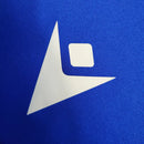 Camisa Sampdoria Home I 2022/23 Torcedor Masculina Azul com faixas branca, vermelha e preta no peito, escudo bordado e design clássico do clube italiano.”