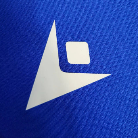 Camisa Sampdoria Home I 2022/23 Torcedor Masculina Azul com faixas branca, vermelha e preta no peito, escudo bordado e design clássico do clube italiano.”