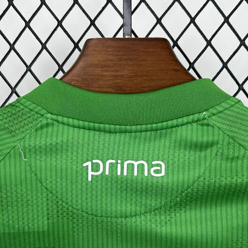 Kit Infantil Real Bétis Home (1) 2025/26 Hummel oficial, camisa verde e branca com escudo do Real Bétis em destaque, shorts combinando, uniforme completo para crianças de 3 a 13 anos"