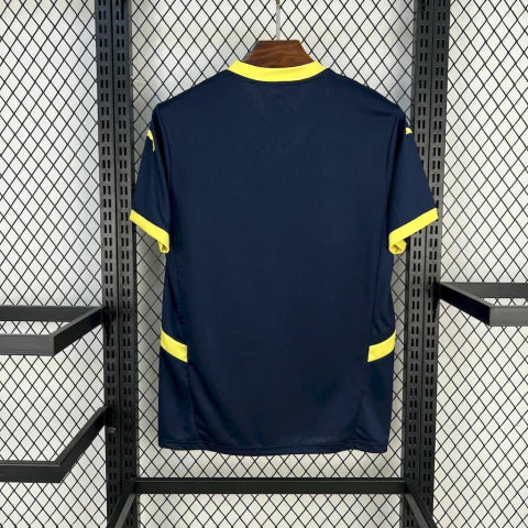 Camisa Fenerbahçe Canário 2025/26 Puma Torcedor Masculina azul, com escudo bordado no peito, detalhes em amarelo e dourado, gola redonda moderna e tecido dryCELL respirável, representando o estilo, tradição e paixão do torcedor do clube turco.