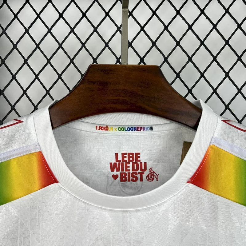 Camisa 1. FC Köln Diversidade 2024/25 masculina da Hummel, oficial, design colorido representando diversidade, tecido respirável, modelo torcedor.