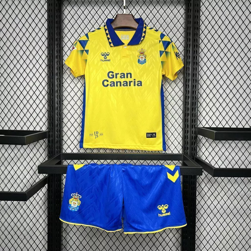Kit Infantil Las Palmas Home I 2024/25 Hummel com camisa e short, tecido leve e respirável, ideal para pequenos torcedores do clube espanhol com estilo e conforto."