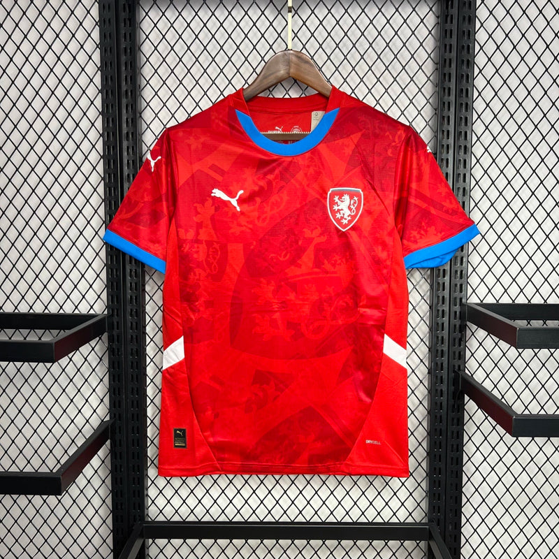 Camisa República Tcheca Home I 2024/25 Puma masculina vermelha com detalhes brancos e azuis, gola careca e tecido leve respirável para torcedores"