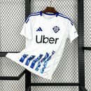 Camisa Como Away II 2024/25 Adidas Torcedor Masculina branca com detalhes em azul, escudo bordado no peito, gola moderna e tecido respirável AEROREADY, representando o estilo, tradição e elegância do futebol italiano.