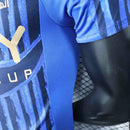 Camisa Al-Hilal Home I 2025/26 Puma Jogador Masculina azul, uniforme do clube saudita Al-Hilal, design moderno com tecnologia Puma DryCell, respirável e confortável, ideal para jogadores, torcedores e colecionadores de futebol asiático.