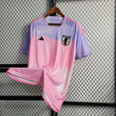 Camisa Japão Away II 2023/24 Adidas Torcedor Masculina na cor rosa, uniforme da seleção japonesa de futebol, modelo com tecnologia AEROREADY, leve, confortável e ideal para torcedores e colecionadores.