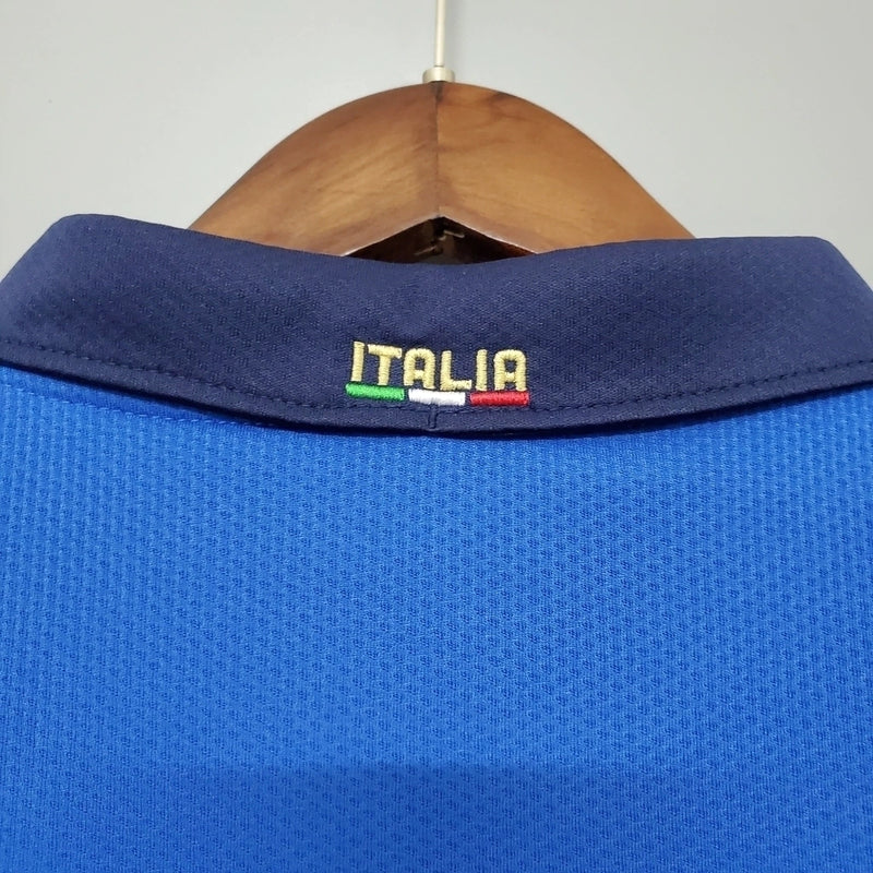 “Camisa Itália Home I 2020/21 Puma Retrô masculina, azul, com escudo da seleção italiana no peito e detalhes clássicos da temporada 2020/21, feita em tecido leve e confortável, ideal para colecionadores, fãs de futebol retrô e uso casual.”