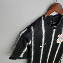 Camisa feminina do Corinthians Nike modelo awayI 2921/2022, preta, com caimento ajustado e detalhes exclusivos para torcedores 