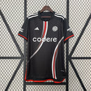 Texto alternativo para imagem:
Camisa River Plate Third 2023/24 Adidas Torcedor Masculina preta com grafismos geométricos cinza, detalhes em vermelho, escudo do River Plate bordado e logo Adidas no peito.

