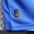 "Camisa Islândia Home I 2022/23 Puma masculina azul com detalhes em branco e vermelho, gola careca, mangas curtas e tecido leve respirável para torcedores"