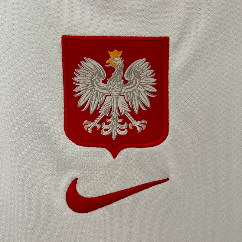 Camisa Polônia Home I 2024/25 Nike Torcedor Masculina, branca, com escudo da seleção polonesa e logo Nike em destaque, feita em tecido leve e respirável, modelo masculino com caimento confortável, ideal para jogos e uso casual.”