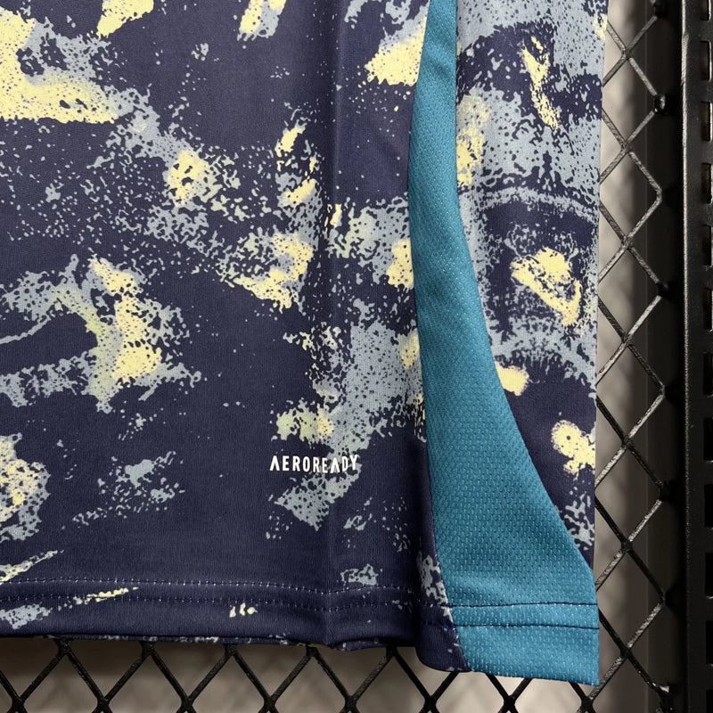 Camisa Ajax Away (2) 2024/25 Adidas Torcedor Masculina oficial, modelo fora de casa da temporada 2024/25, com escudo do Ajax e logo Adidas, design moderno e tecido AEROREADY."