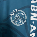 Camisa Ajax Away (2) 1995/96 Umbro Retrô Masculina azul com detalhes vermelhos e brancos, escudo clássico bordado e design vintage dos anos 90"