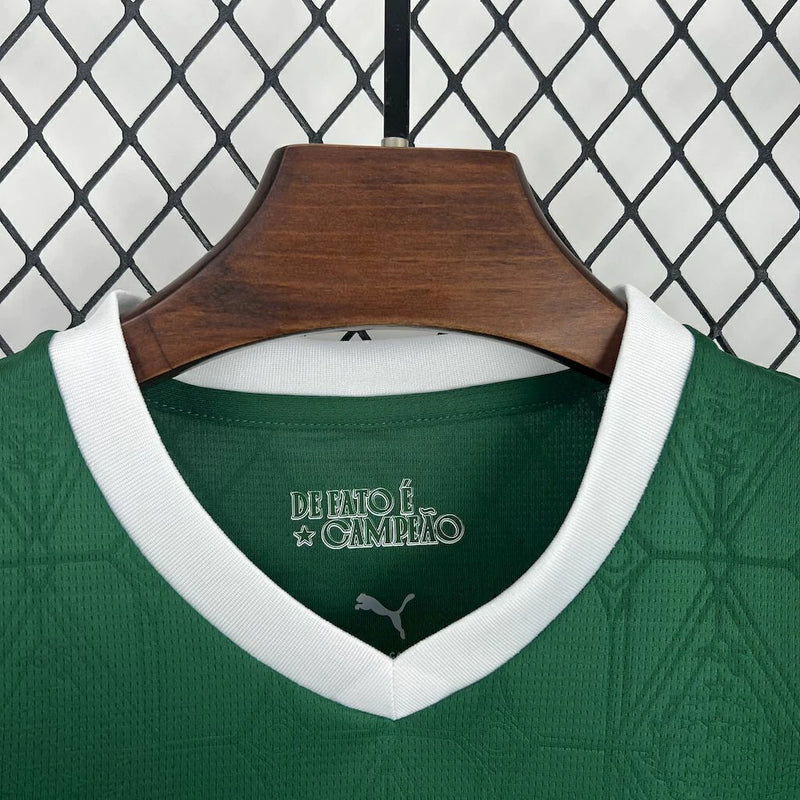 Kit Infantil Palmeiras Home (1) 2025/26 Puma – uniforme oficial infantil com camisa verde, short branco e meião, ideal para pequenos torcedores do Verdão.