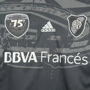 Texto alternativo para imagem:
Camisa River Plate Third (3) 2013/14 Adidas Retrô Masculina na cor preta com detalhes vermelhos e brancos, escudo bordado no peito e design inspirado no uniforme alternativo oficial da temporada 2013/14.

