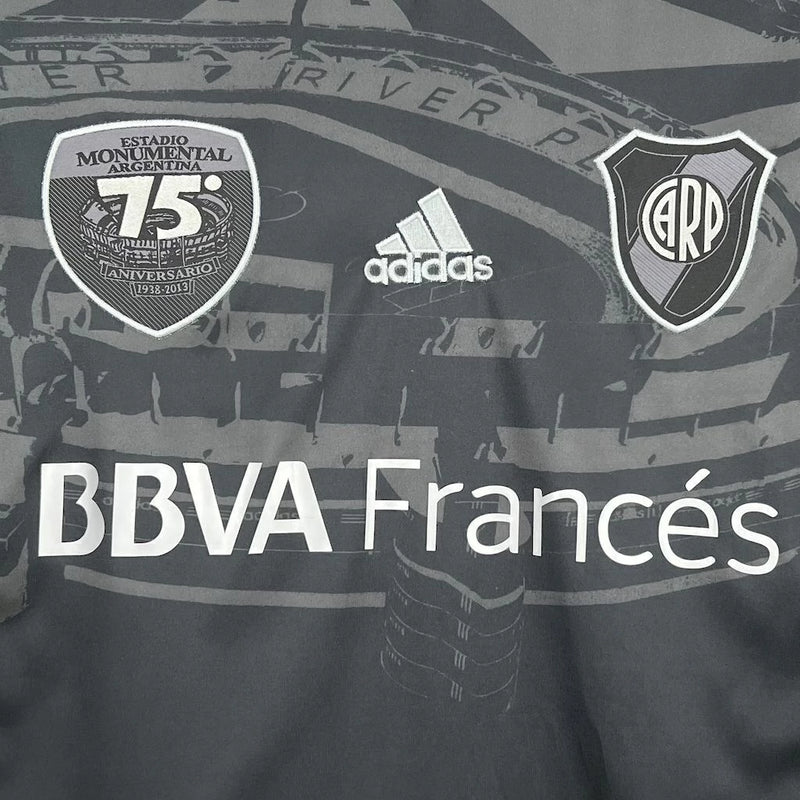 Texto alternativo para imagem:
Camisa River Plate Third (3) 2013/14 Adidas Retrô Masculina na cor preta com detalhes vermelhos e brancos, escudo bordado no peito e design inspirado no uniforme alternativo oficial da temporada 2013/14.

